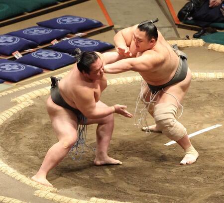 　千代虎（左）を攻める朝乃山