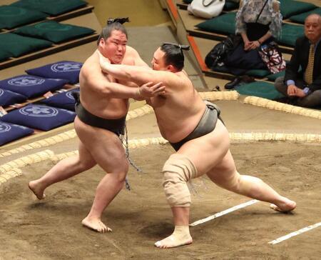 　千代虎（左）を攻める朝乃山