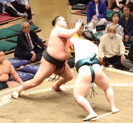 　北の若（左）を押し出しで破る夢道鵬