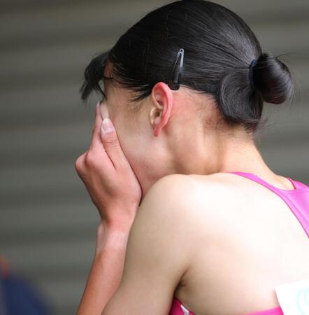 　２位に終わり、ミックスゾーンへの通路で顔を覆う久保凜（撮影・坂部計介）