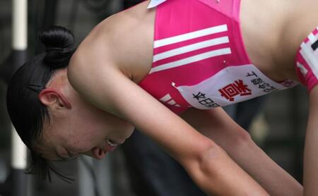 　２位に終わり、ミックスゾーンへの通路でひざに手をつきくやしがる久保凜（撮影・坂部計介）