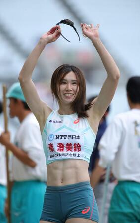 　女子走り幅跳びで優勝し、スタンドの声援にあいさつをする秦澄美鈴（撮影・坂部計介）