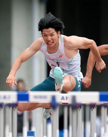 　男子１１０メートル障害決勝　１３秒２５で日本勢トップの２位に入った野本周成。世界選手権の参加標準記録を突破した＝ヤンマースタジアム長居
