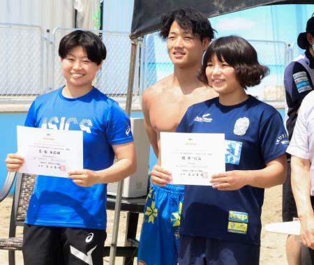　ビーチレスリングの日本代表選考会女子６０キロ級で優勝したレスリング女子の桜井つぐみ（右）＝東京都立川市