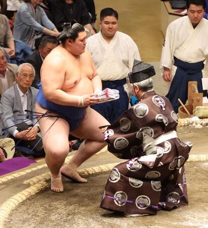 　懸賞金を受け取る大の里