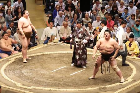 　王鵬（左）に肩すかしで敗れた琴桜