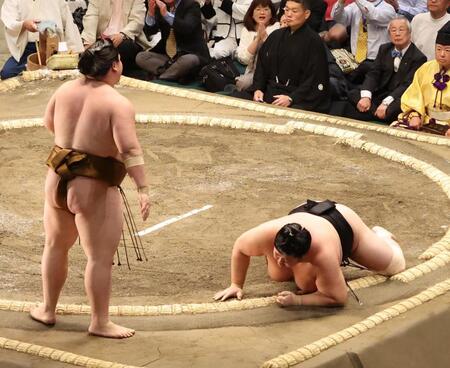 　王鵬（左）に肩すかしで敗れた琴桜