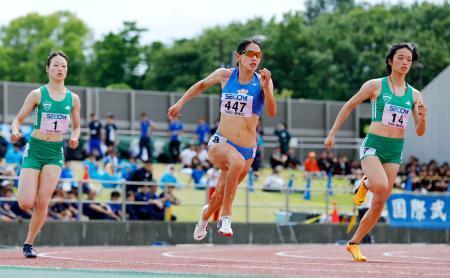　女子２００メートルで優勝したフロレス・アリエ（中央）＝相模原ギオンスタジアム