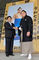 　優勝額贈呈式を終え、恩師の海洋高相撲部の田海哲也総監督（左）と写真に納まる大の里