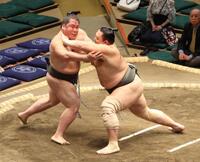 　千代虎（左）を攻める朝乃山