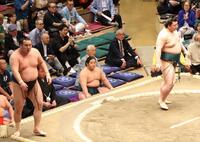 　北の若（左）を破った夢道鵬