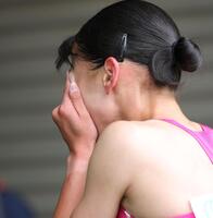 　２位に終わり、ミックスゾーンへの通路で顔を覆う久保凜（撮影・坂部計介）