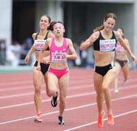 　女子８００メートル、２位でフィニッシュする久保凜（中央）＝撮影・坂部計介