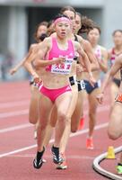 　女子８００メートル、一時はレースをリードした久保凜だったが…（撮影・坂部計介）