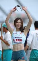 　女子走り幅跳びで優勝し、スタンドの声援にあいさつをする秦澄美鈴（撮影・坂部計介）