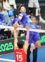 　第２セット、得点を決める大阪Ｂ・西田有志（撮影・石井剣太郎）