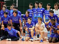 　試合に勝利し喜ぶ西田有志（前列左から２人目）ら大阪Ｂの選手ら（撮影・石井剣太郎）