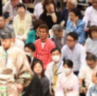　夏場所を観戦する勝俣州和