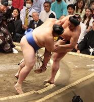 　若元春（右）を寄り切りで破る大の里