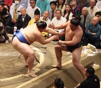 　若元春（右）を寄り切りで破る大の里