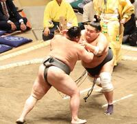 　欧勝竜（左）を攻める天空海