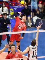 　第１セット、得点を決めるサントリー・高橋藍（撮影・石井剣太郎）