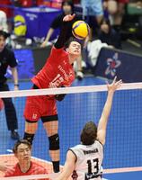 　第１セット、得点を決めるサントリー・高橋藍（撮影・石井剣太郎）