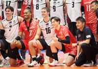 　試合後、相手チームの選手らと記念撮影するサントリー・高橋藍（前列右から２人目）＝撮影・石井剣太郎