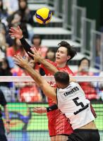 　第１セット、ボールを押し込むサントリー・高橋藍（撮影・石井剣太郎）