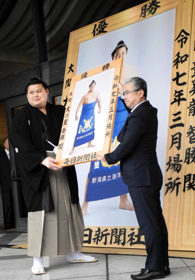 　優勝額を贈呈される大の里