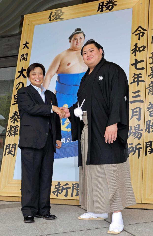　優勝額贈呈式を終え、恩師の海洋高相撲部の田海哲也総監督（左）と写真に納まる大の里