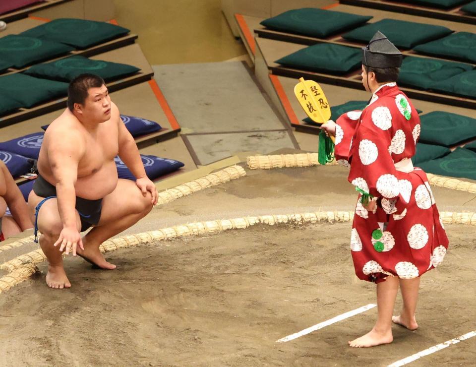 　勝ち名乗りを受ける行徳