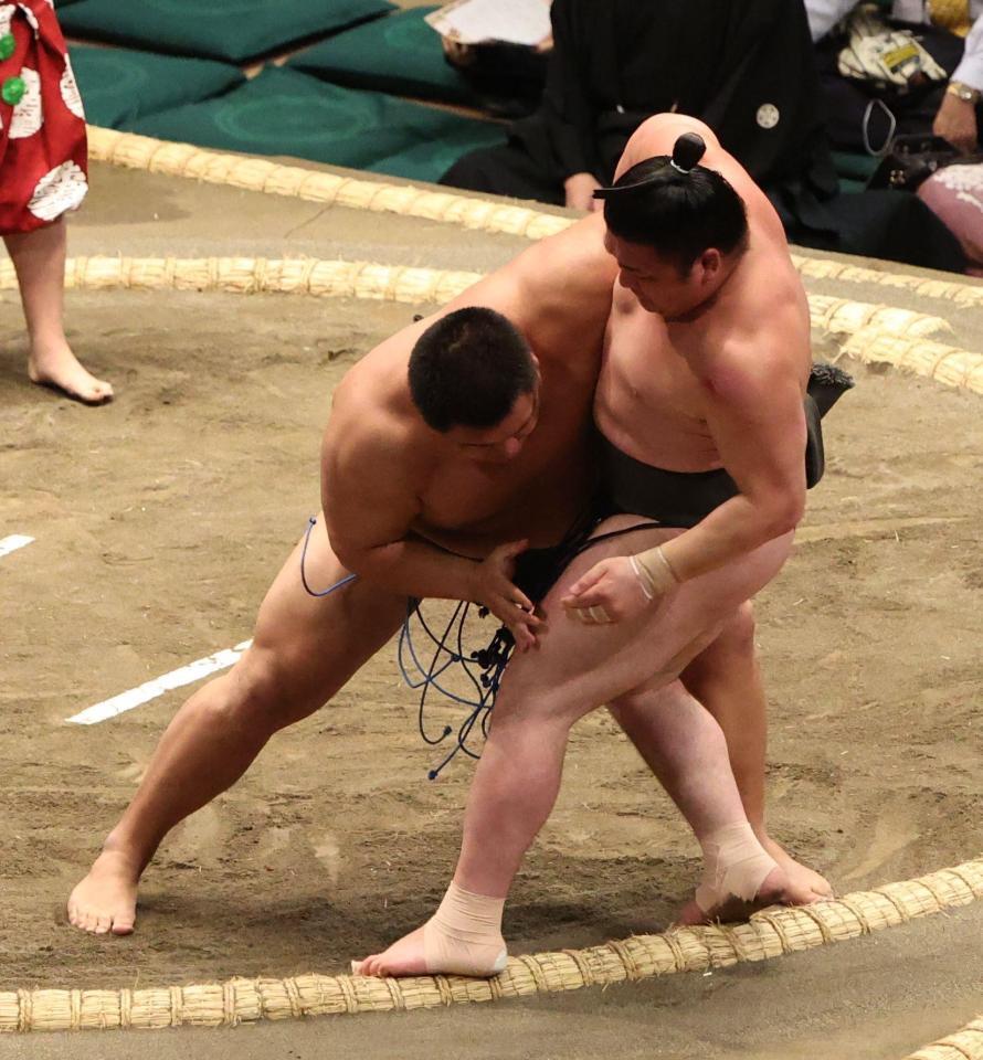 　麒麟龍（右）を寄り切りで破る行徳