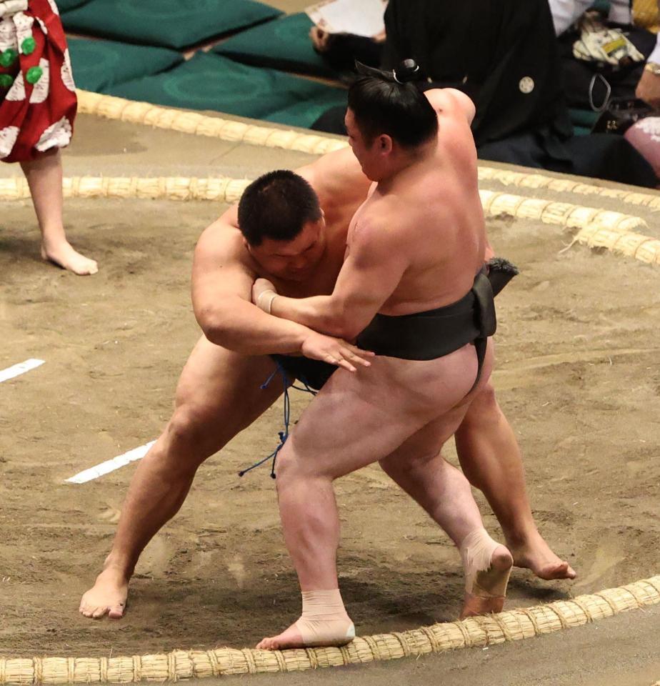 　麒麟龍（右）を寄り切りで破る行徳