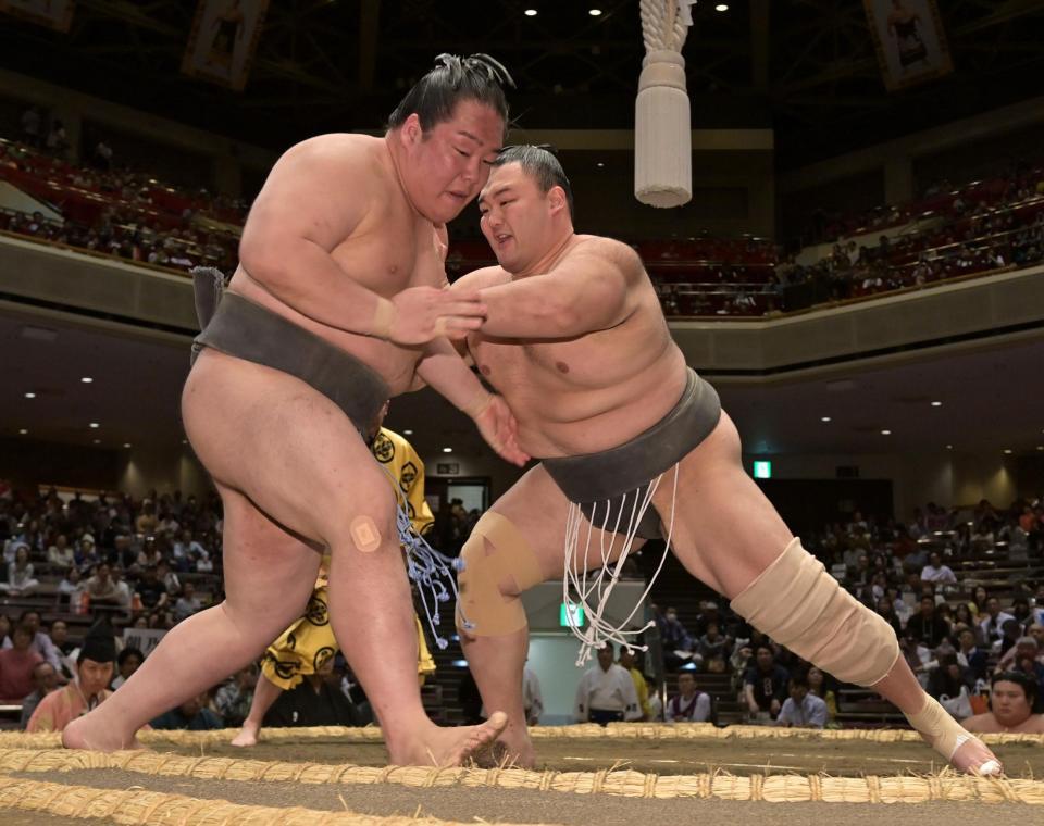 　千代虎（左）を押し出しで破った朝乃山（撮影・持木克友）