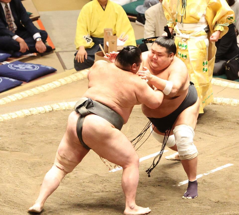 　欧勝竜（左）を攻める天空海