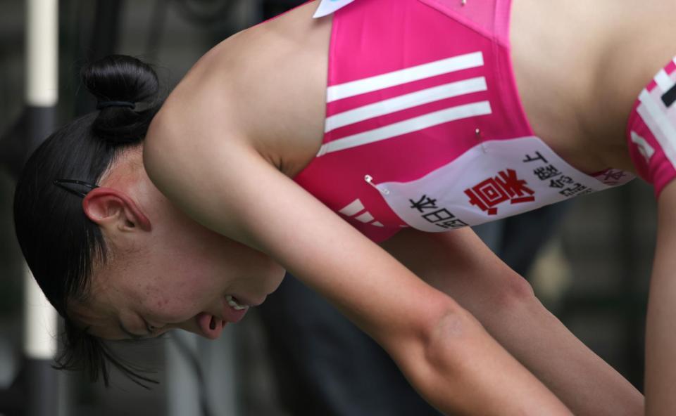 　２位に終わり、ミックスゾーンへの通路でひざに手をつきくやしがる久保凜（撮影・坂部計介）