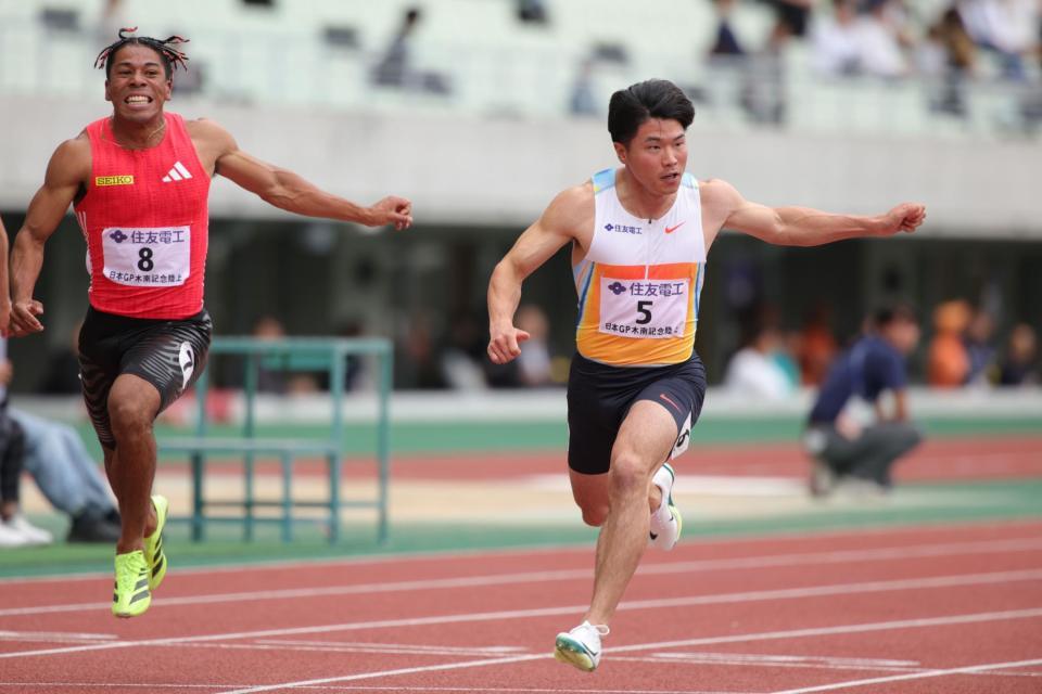 　男子１００メートルで優勝した小池祐貴（右、左はデーデー・ブルーノ）＝撮影・坂部計介