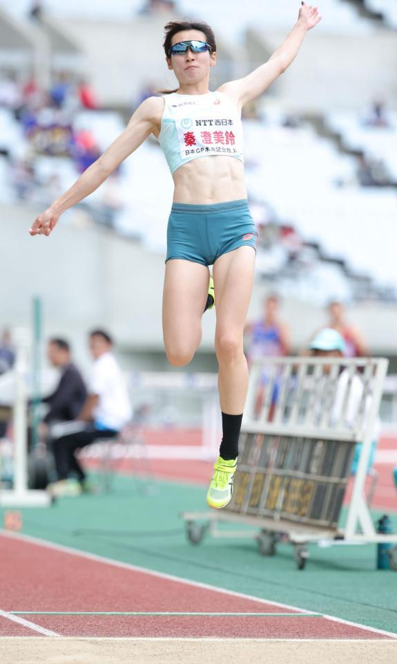 　女子走り幅跳びで優勝した秦澄美鈴（撮影・坂部計介）