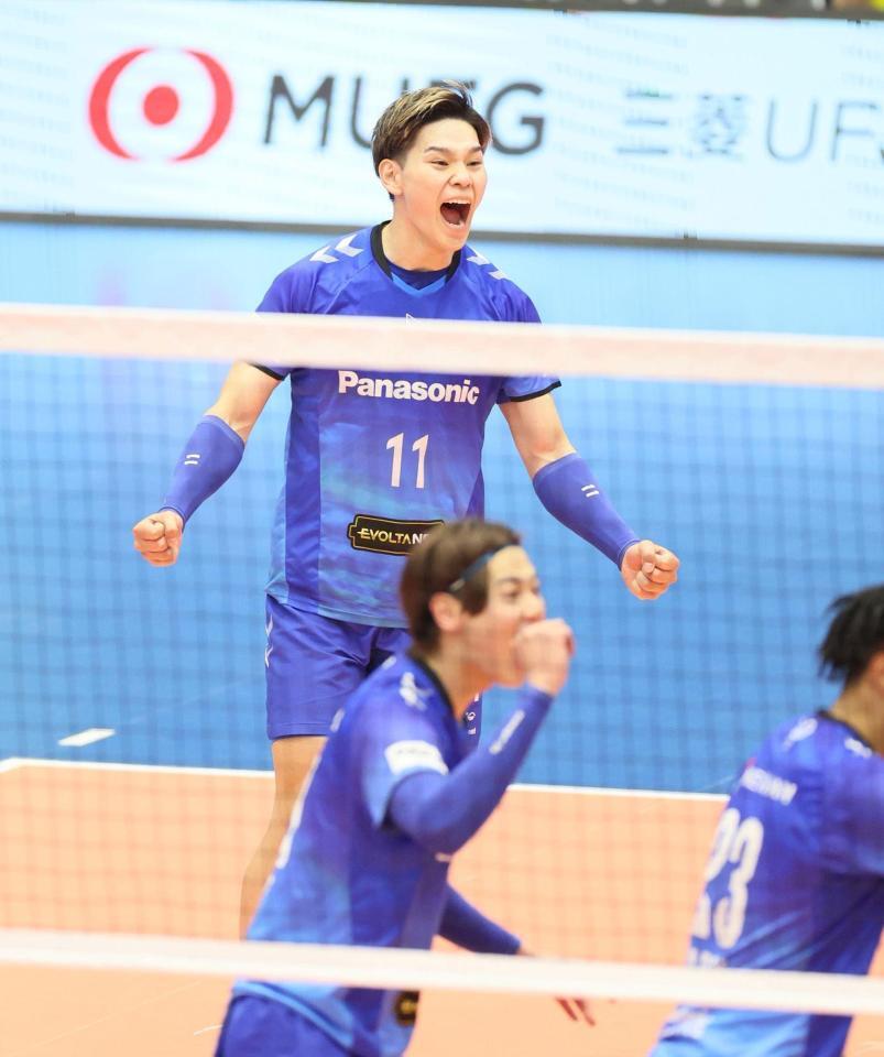 　第１セット、喜ぶ大阪Ｂ・西田有志（撮影・石井剣太郎）