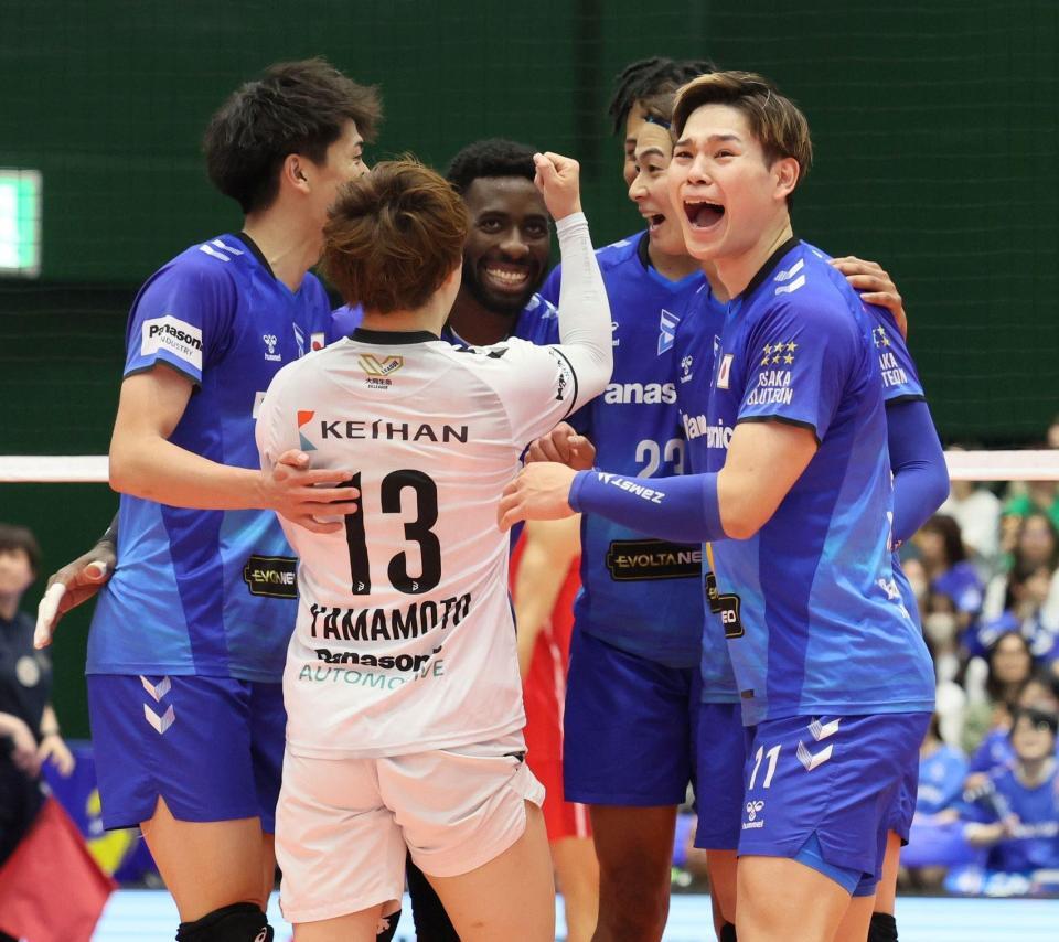 　第３セット、得点し喜ぶ大阪Ｂ・西田有志（右端）＝撮影・石井剣太郎