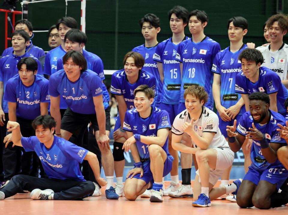 　試合に勝利し喜ぶ西田有志（前列左から２人目）ら大阪Ｂの選手ら（撮影・石井剣太郎）