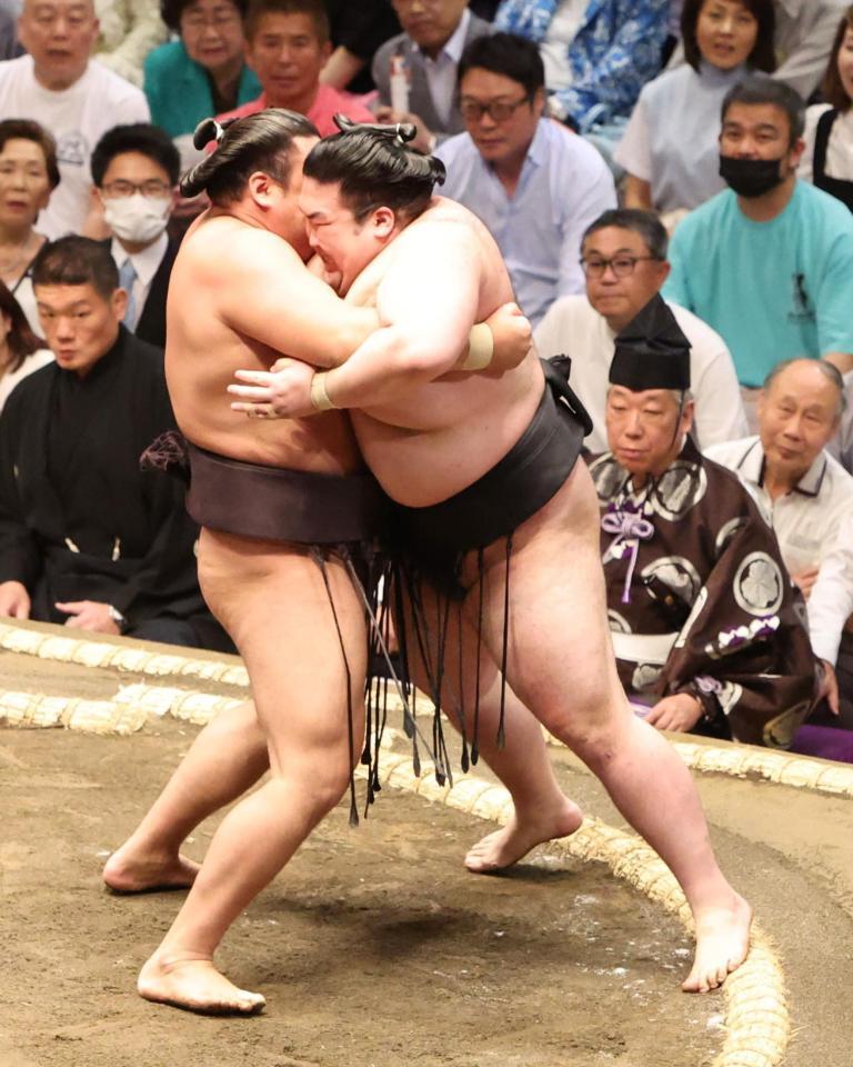 　豪ノ山（右）を寄り切りで破る霧島