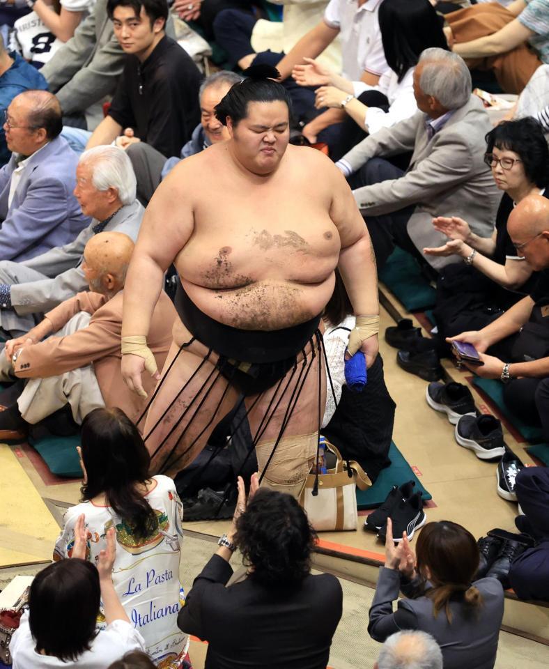 　王鵬に敗れ、引き揚げる琴桜