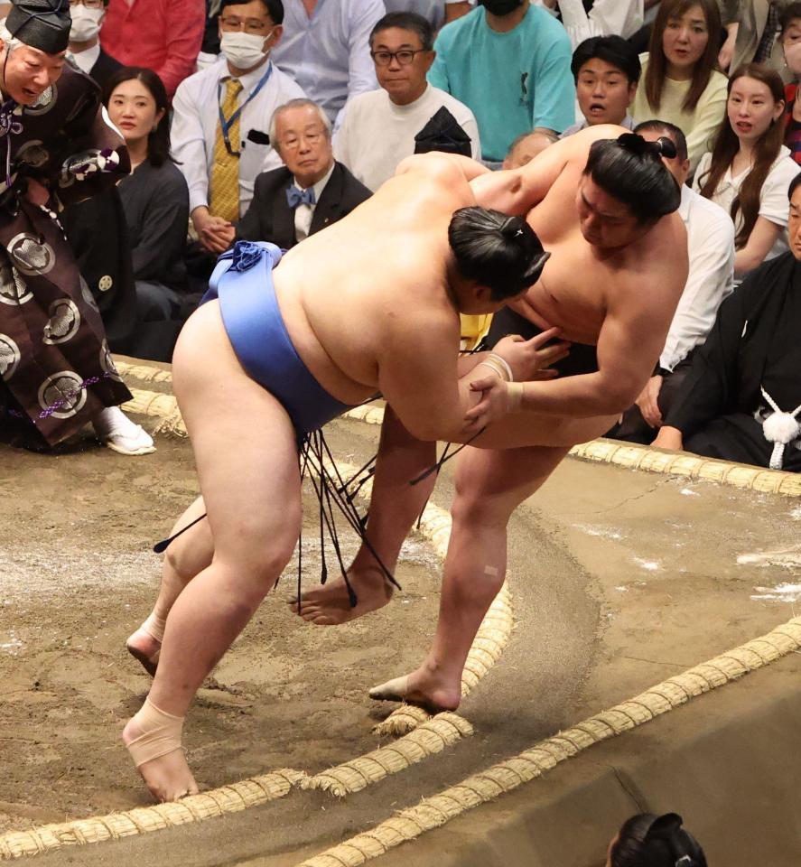　若元春（右）を寄り切りで破る大の里