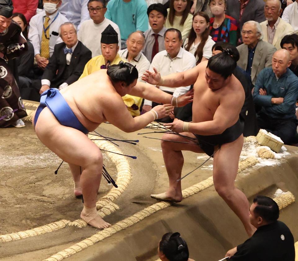 　若元春（右）を寄り切りで破る大の里