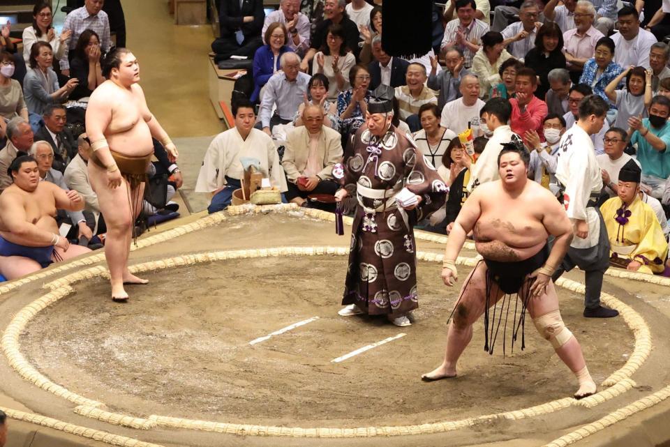 　王鵬（左）に肩すかしで敗れた琴桜