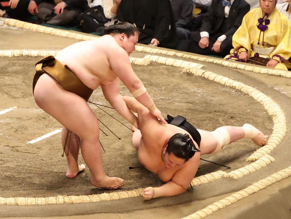 　琴桜（右）を肩すかしで破る王鵬