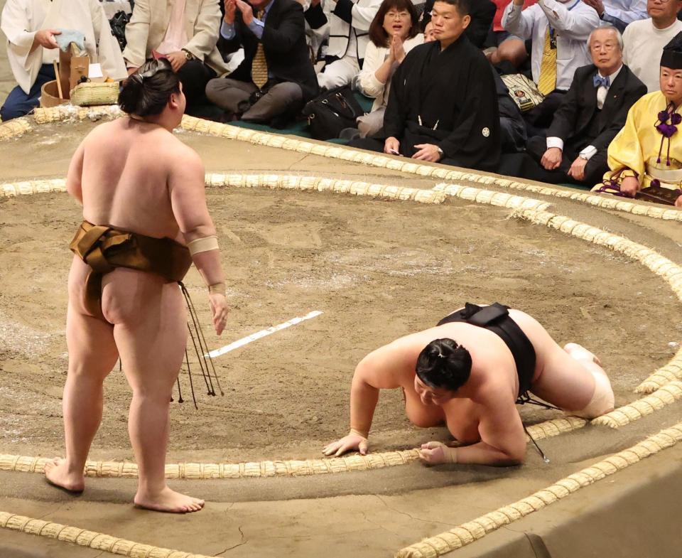 　王鵬（左）に肩すかしで敗れた琴桜