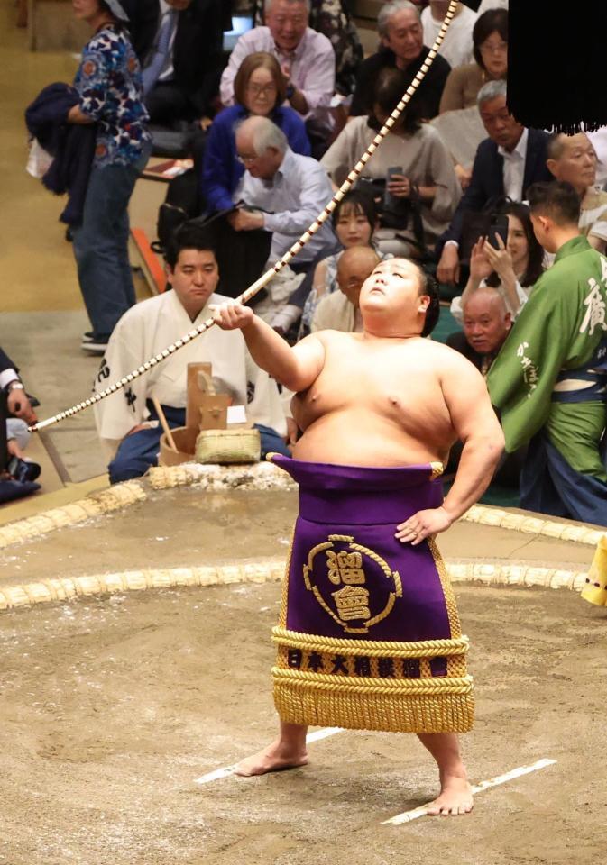 　弓取式をする天空海